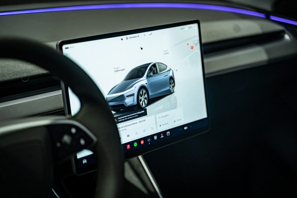 Cette annonce incroyable de Tesla en Europe va vous surprendre au-delà de l'imaginable ! 1 Essai Statique Tesla Model Y Ecran Avant