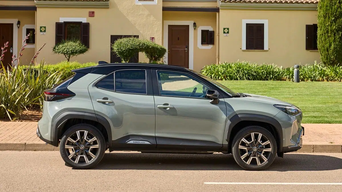 Ce SUV hybride incassable : le 4x4 fiable à prix incroyable va vous étonner ! 1 Toyota Yaris Cross AWD-i dans une rue