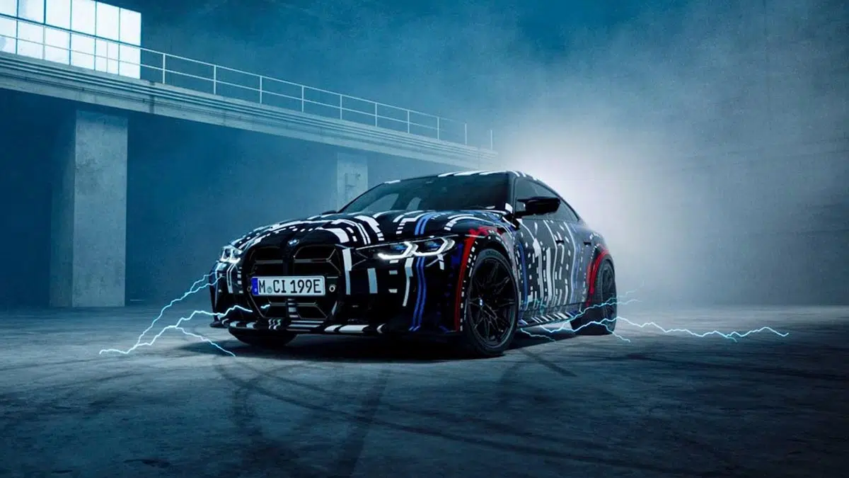 Ce secret choquant de BMW M : découvrez ‘La Bête’, son incroyable monstre électrique ! 1 Vue de face du prototype 'The Beast' avec peinture de camouflage.