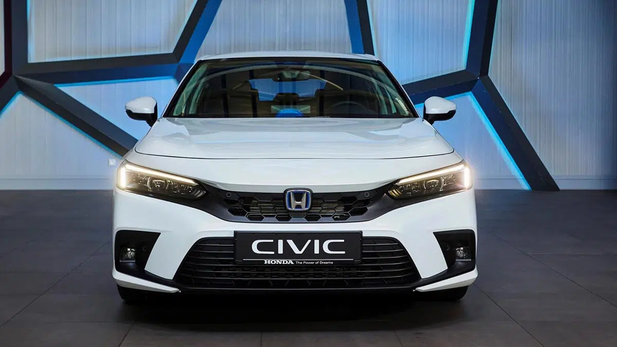 Cette bataille épique : ces deux voitures de l'année vont bouleverser votre avenir ! 1 Vue avant de la Honda Civic Hybrid 2025, avec son design sportif et moderne.