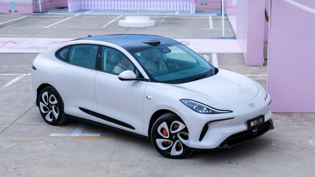 Cette voiture chinoise défie Tesla : un prix incroyable et des technologies inédites ! 43 Cette voiture chinoise défie Tesla avec un prix imbattable