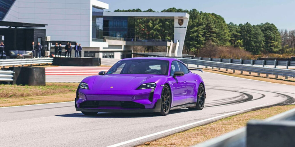 Cette supercar électrique écrase Ferrari et Yamaha sur le 400m : découvrez le Taycan Turbo GT ! 27 Porsche Taycan Turbo GT : la supercar électrique qui humili