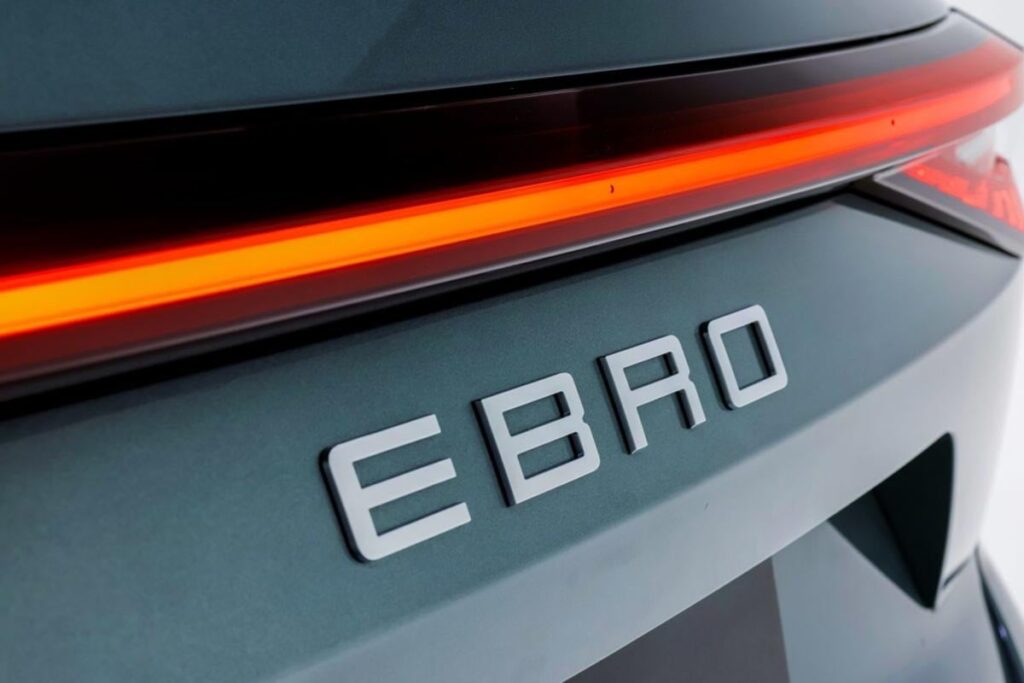 Ce SUV hybride d’EBRO va écraser le RAV4 et vous surprendre en 2025 ! 156 Une marque espagnole renaît avec un SUV hybride prometteur, prêt à séduire un marché en quête de durabilité et d