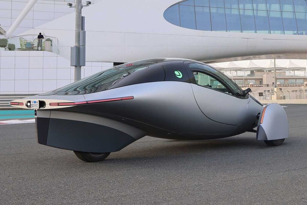Cette incroyable voiture électrique qui « carbure au soleil » arrive enfin ! 76 Un véhicule aux lignes atypiques.