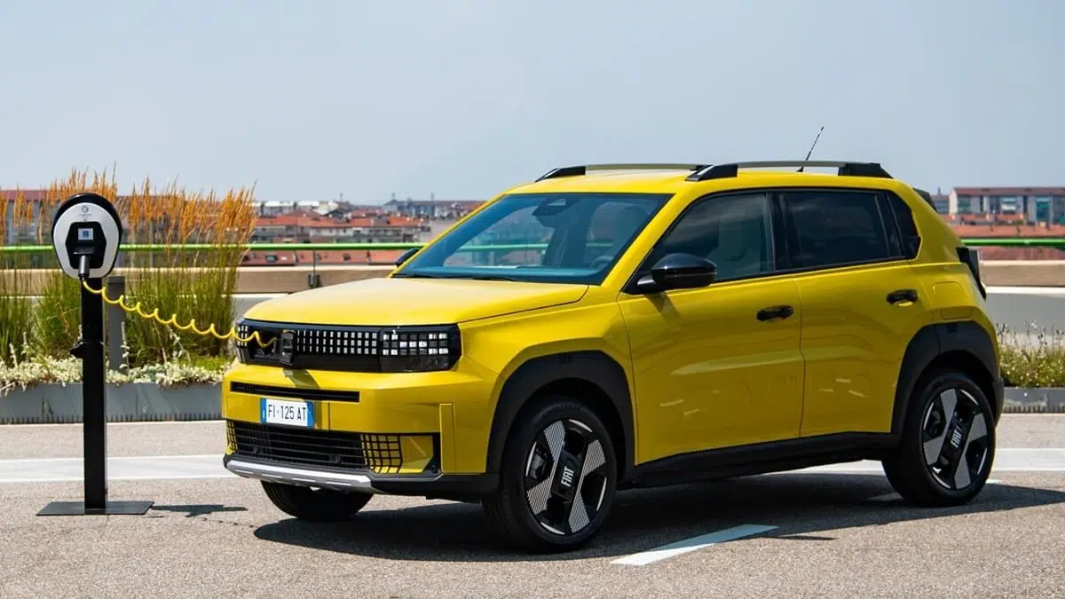 Cette incroyable offre : la Grande Panda de Fiat à prix choc pour l'électrique ! 2 Vue avant de la Fiat Grande Panda électrique, mettant en évidence son design compact et moderne.