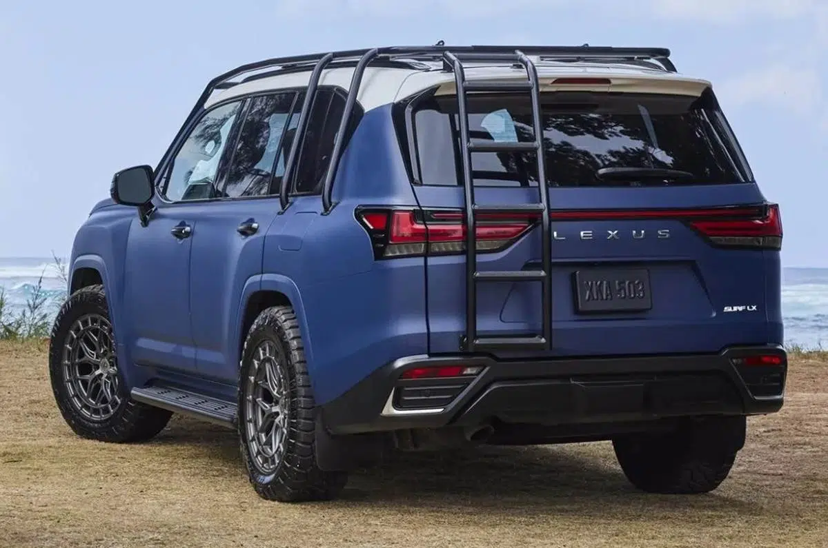 Ce Lexus LX concept : 600 chevaux et la récursion parfaite pour le surf et l'aventure ! 6 Vue arrière du Lexus LX Surf Concept avec sa structure tubulaire, ses équipements de transport pour planches et ses pneus tout-terrain.