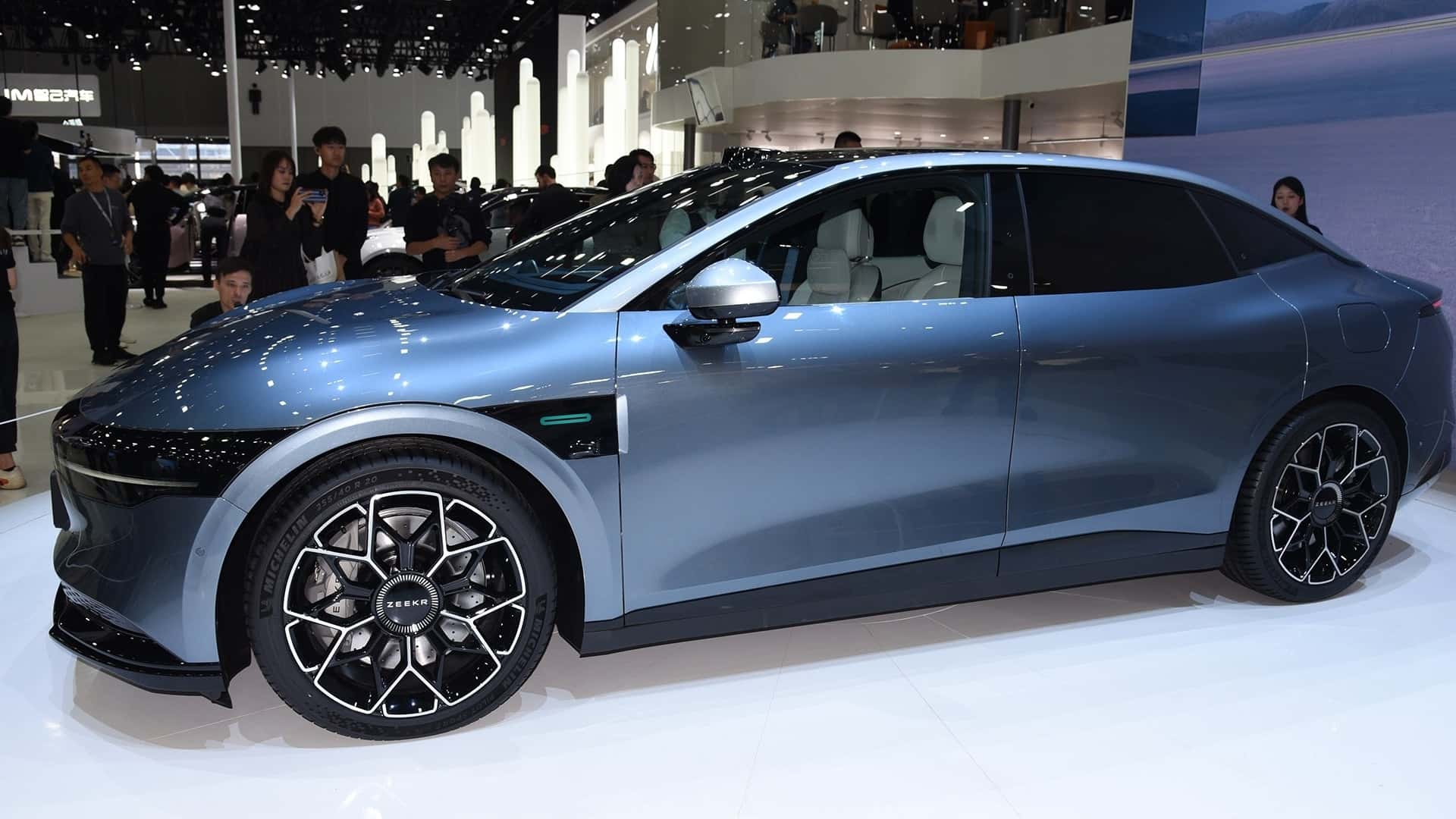 Ce réseau de recharge ultra-rapide révolutionne le marché et menace Tesla ! 1 1738579592 102 Ce reseau de recharge ultra rapide revolutionne le marche et menace