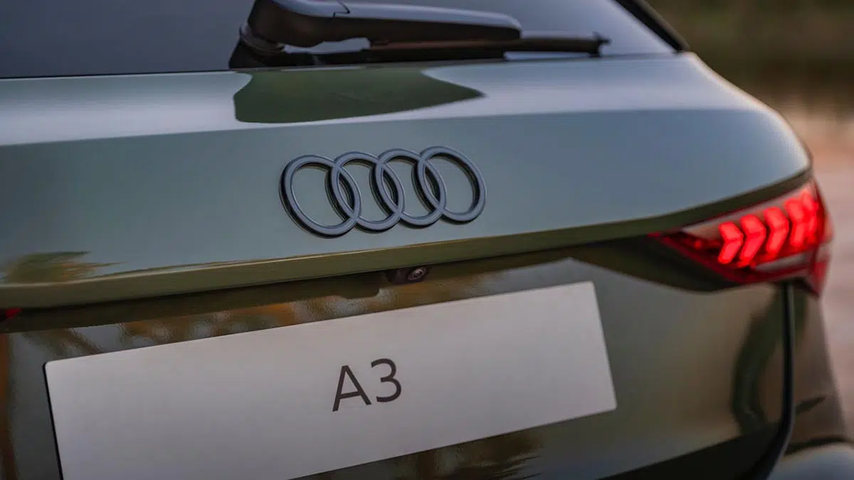 Cette décision choquante d'Audi : les voitures classiques reprennent le devant de la scène ! 2 Audi A3 2025 berline compacte en conduite urbaine