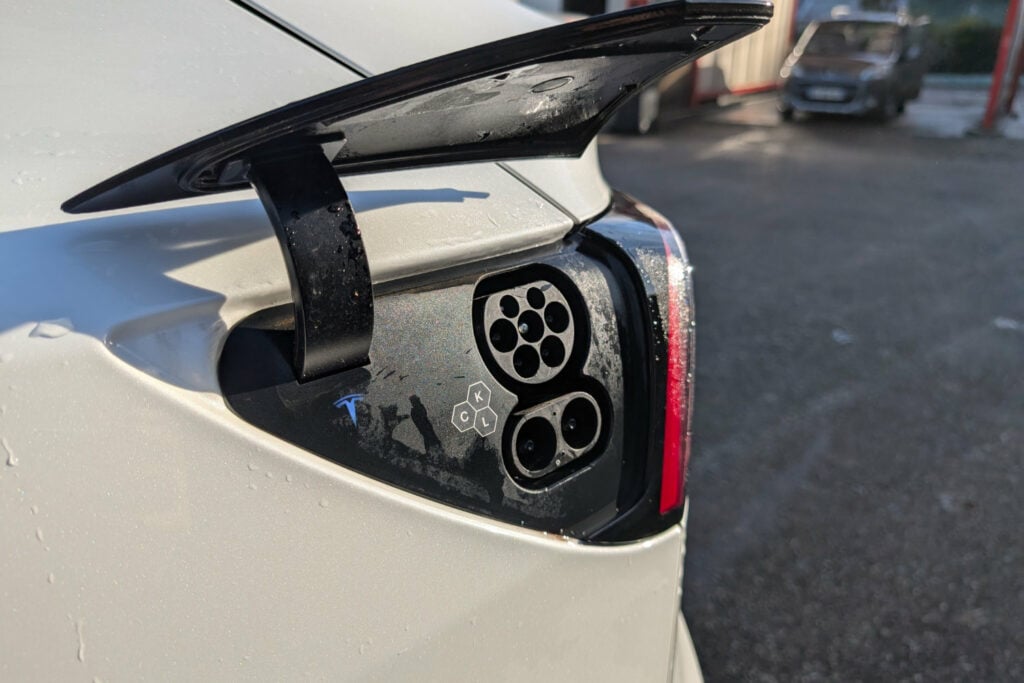 Ce "défaut" incroyable de votre Tesla vient d'une idée géniale d’Elon Musk ! 1 Un An Tesla Model Y Recharge