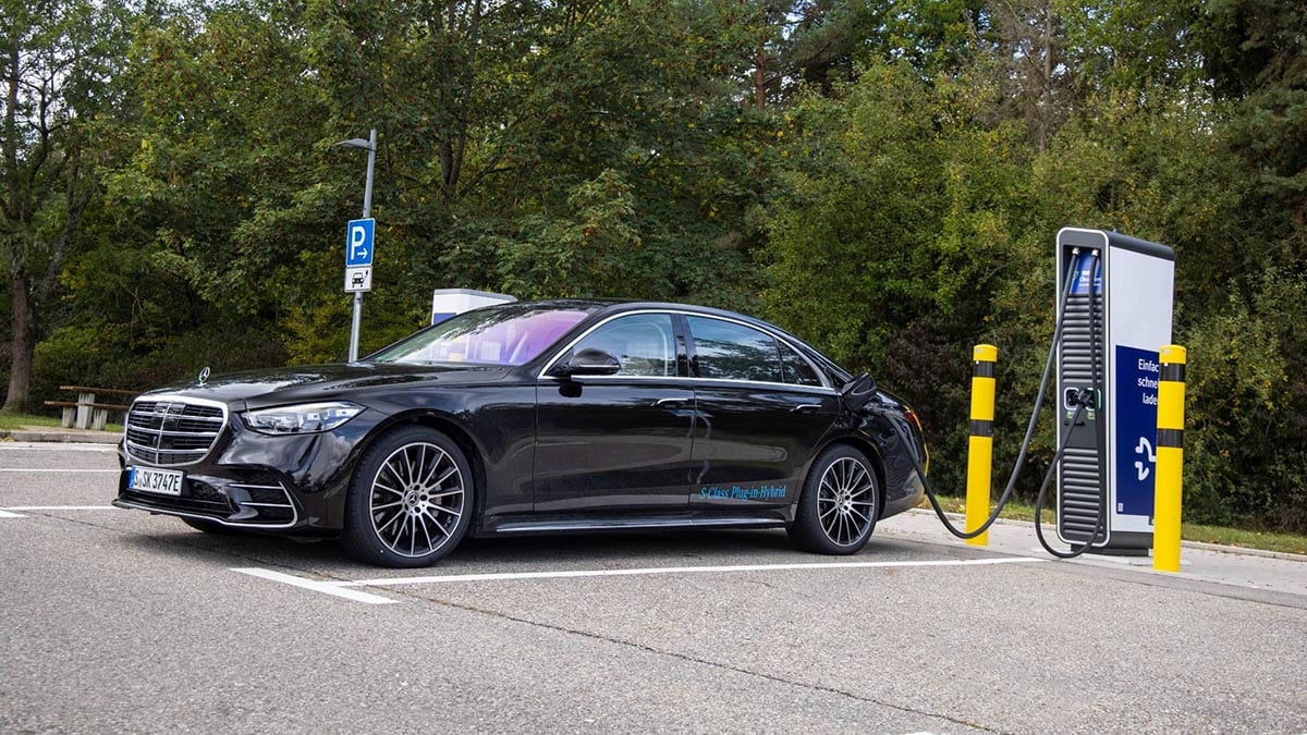 Cette révélation incroyable : L'Europe va-t-elle vraiment sauver les hybrides rechargeables en 2035 ? 1 Mercedes Classe S PHEV 2024 - Berline hybride rechargeable premium en action
