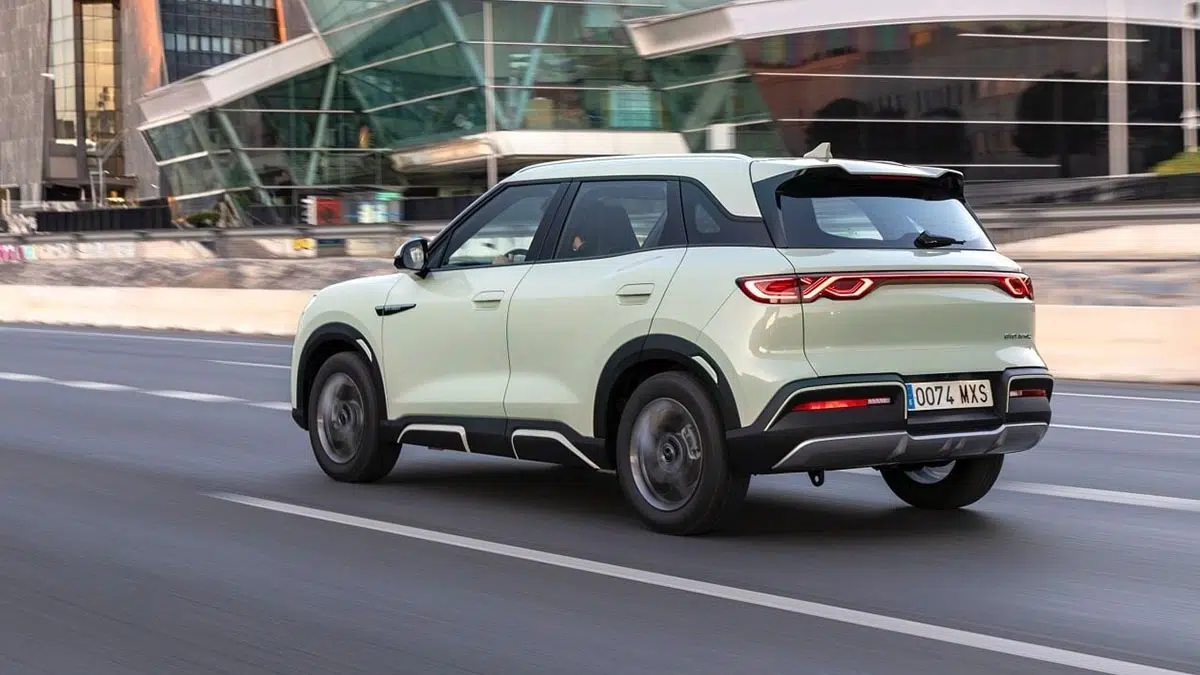 Ce SUV électrique très attendu : Découvrez le BYD Atto 2 et ses surprises pour l'Europe ! 4 BYD Atto 2 vue arrière - Signature LED et diffuseur aérodynamique