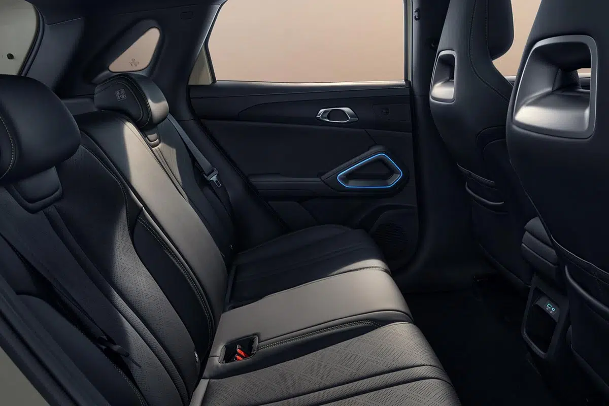 Ce SUV électrique très attendu : Découvrez le BYD Atto 2 et ses surprises pour l'Europe ! 2 Places arrière Atto 2 - Espace aux jambes et finitions soignées