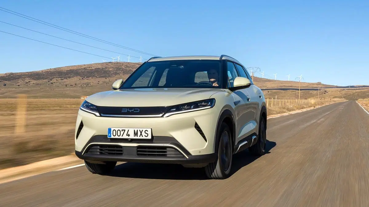 Ce SUV électrique très attendu : Découvrez le BYD Atto 2 et ses surprises pour l'Europe ! 3 BYD Atto 2 2024 face avant - SUV compact électrique avec signature lumineuse LED