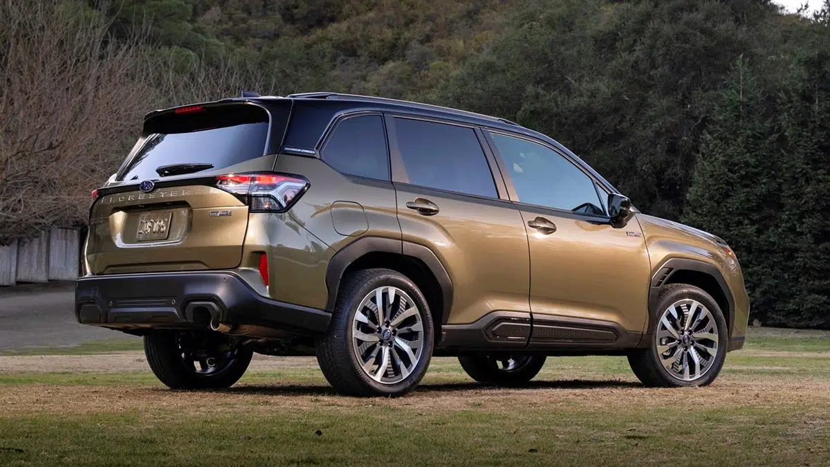 Ce SUV hybride Toyota : le 4x4 familial qui va bouleverser votre expérience de conduite ! 5 Subaru Forester vue arrière - Feux LED et protection tout-terrain