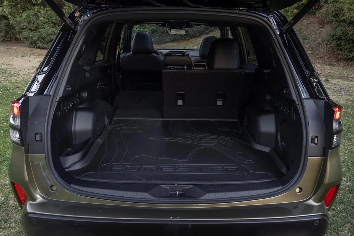 Ce SUV hybride Toyota : le 4x4 familial qui va bouleverser votre expérience de conduite ! 3 Coffre Subaru Forester - Volume modulable avec rails et protections