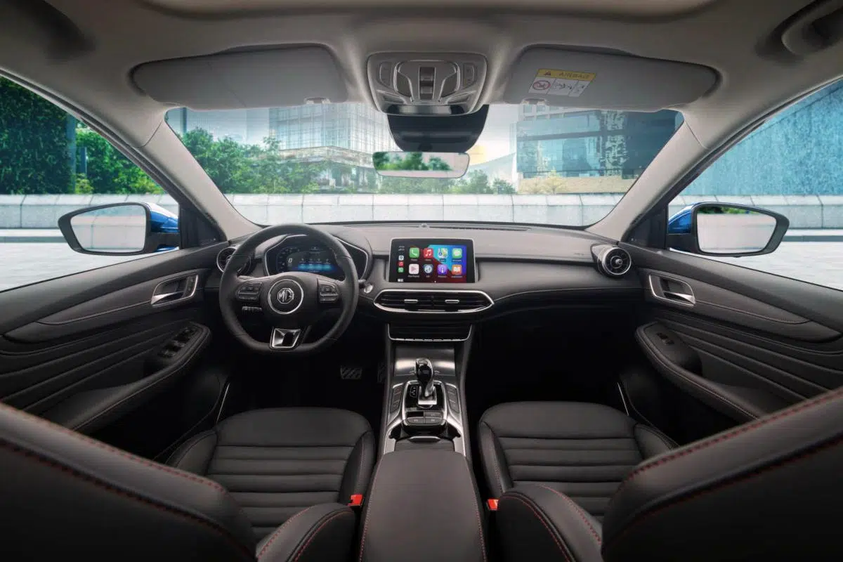 Ce SUV hybride révolutionnaire : 100 km sans essence et 10 000€ d'économie ! 4 Intérieur MG HS hybride - Cockpit digital et finitions soignées