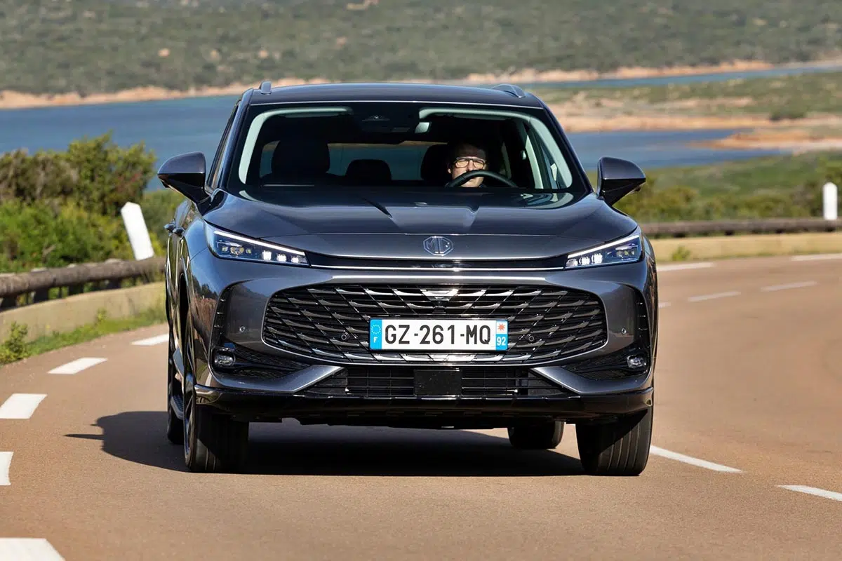 Ce SUV hybride révolutionnaire : 100 km sans essence et 10 000€ d'économie ! 2 MG HS hybride 2024 face avant - SUV avec calandre distinctive et signature lumineuse LED