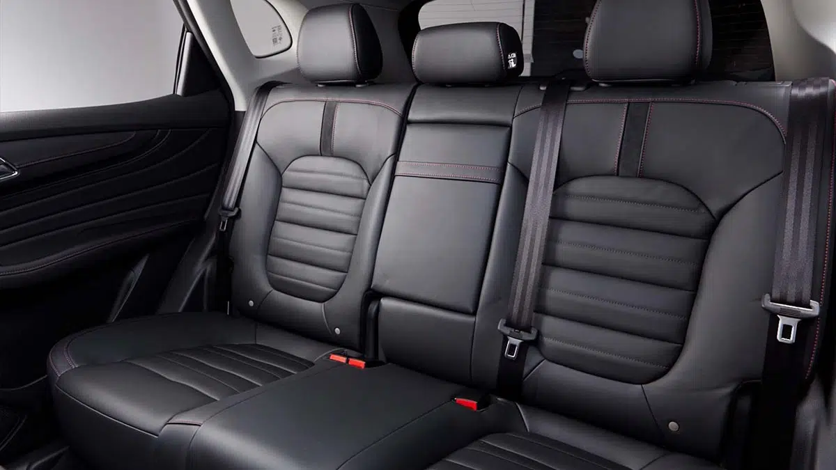 Ce SUV hybride révolutionnaire : 100 km sans essence et 10 000€ d'économie ! 8 Places arrière MG HS hybride - Banquette avec espace aux jambes généreux et accoudoir central