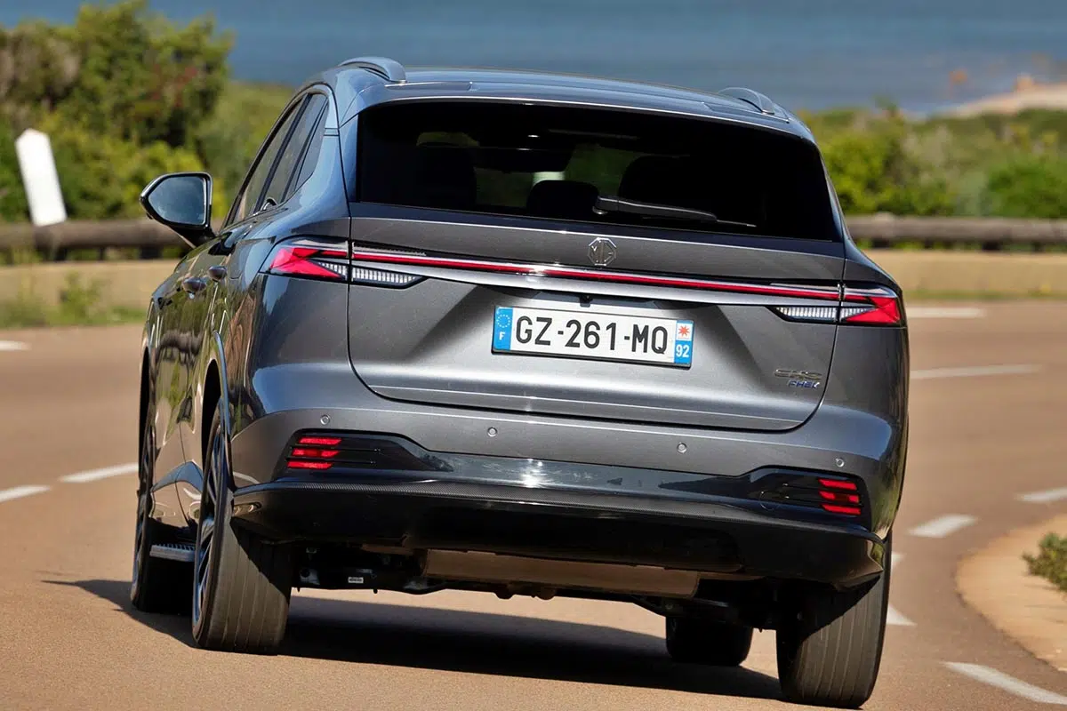 Ce SUV hybride révolutionnaire : 100 km sans essence et 10 000€ d'économie ! 10 MG HS hybride vue arrière - Feux LED et diffuseur sport