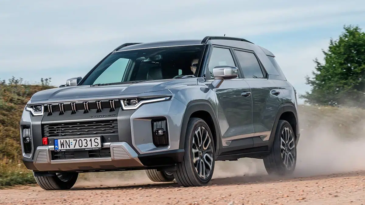 Cette alternative économique aux 4x4 légendaires : ce SUV baroudeur vous éblouira ! 2 Face avant massive avec sa calandre imposante, ses projecteurs LED rehaussés et son pare-chocs intégrant protections et crochets de remorquage. La hauteur du capot et les angles d'attaque démontrent ses réelles ambitions off-road.