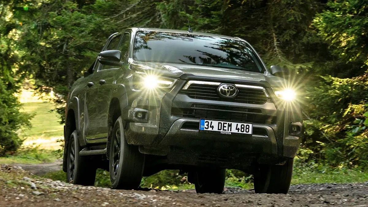 Ce 4×4 incroyable à prix cassé : le même moteur que le Land Cruiser, mais 40 000€ d'économie ! 4 Face avant imposante du Hilux avec sa calandre massive et ses projecteurs LED.