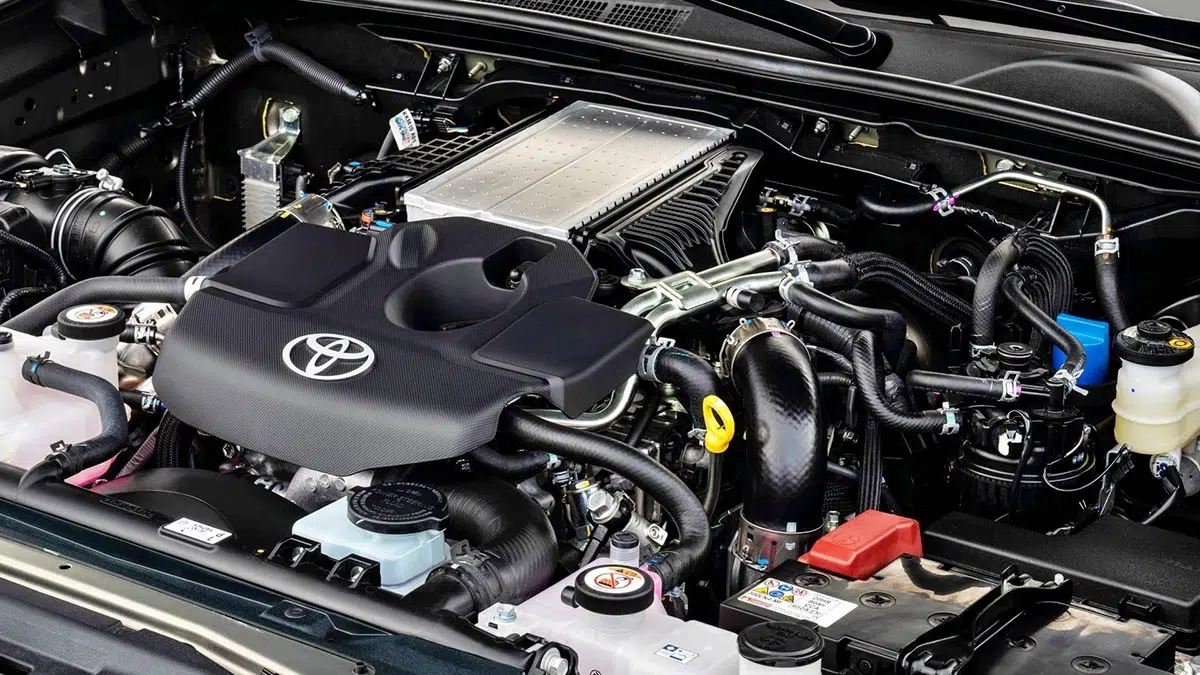 Ce 4×4 incroyable à prix cassé : le même moteur que le Land Cruiser, mais 40 000€ d'économie ! 2 Moteur Toyota hybride ECO monté sur Hilux, avec ses caches moteur spécifiques et son système d'admission visible.