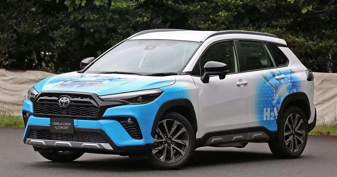 Cette incroyable innovation de Toyota : l’hydrogène aussi fiable qu’un diesel ! 6 Vue latérale de la berline Toyota Crown, dotée du nouvel système hydrogène, alliant design raffiné, luxe et technologie avancée.