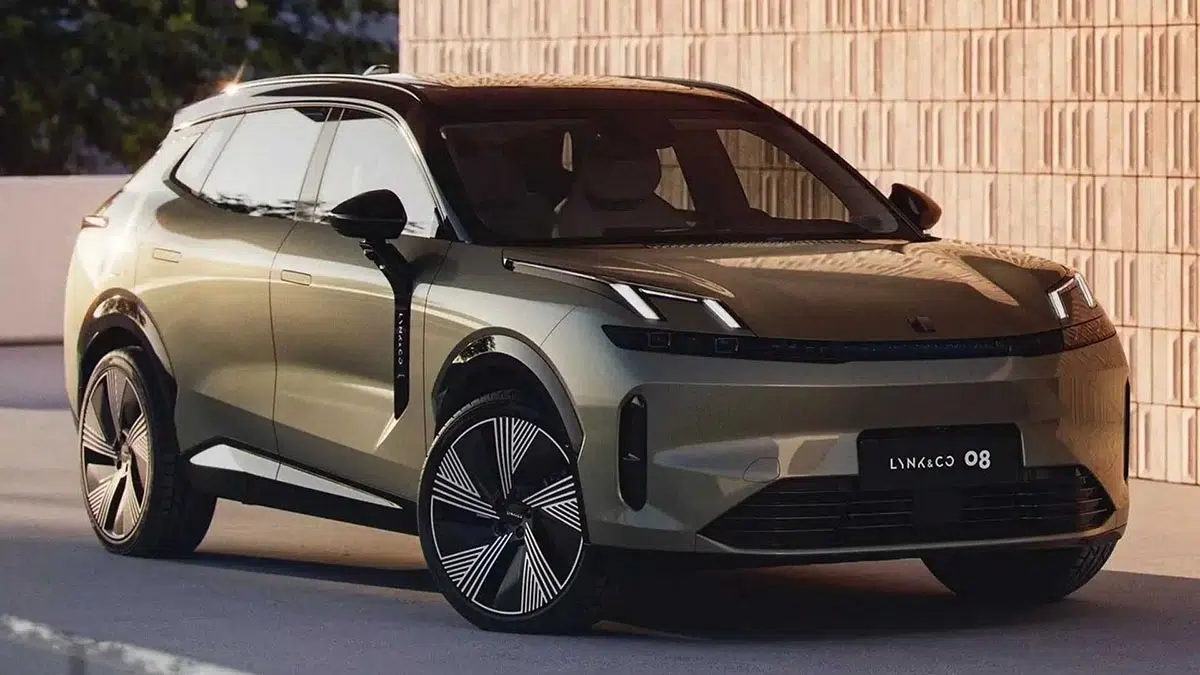 Ce SUV hybride révèle une incroyable surprise : 200 km en électrique à prix abordable ! 2 Façade avant du Lynk & Co 08 présentant sa calandre distinctive, ses phares LED à double niveau et son capot sculpté.