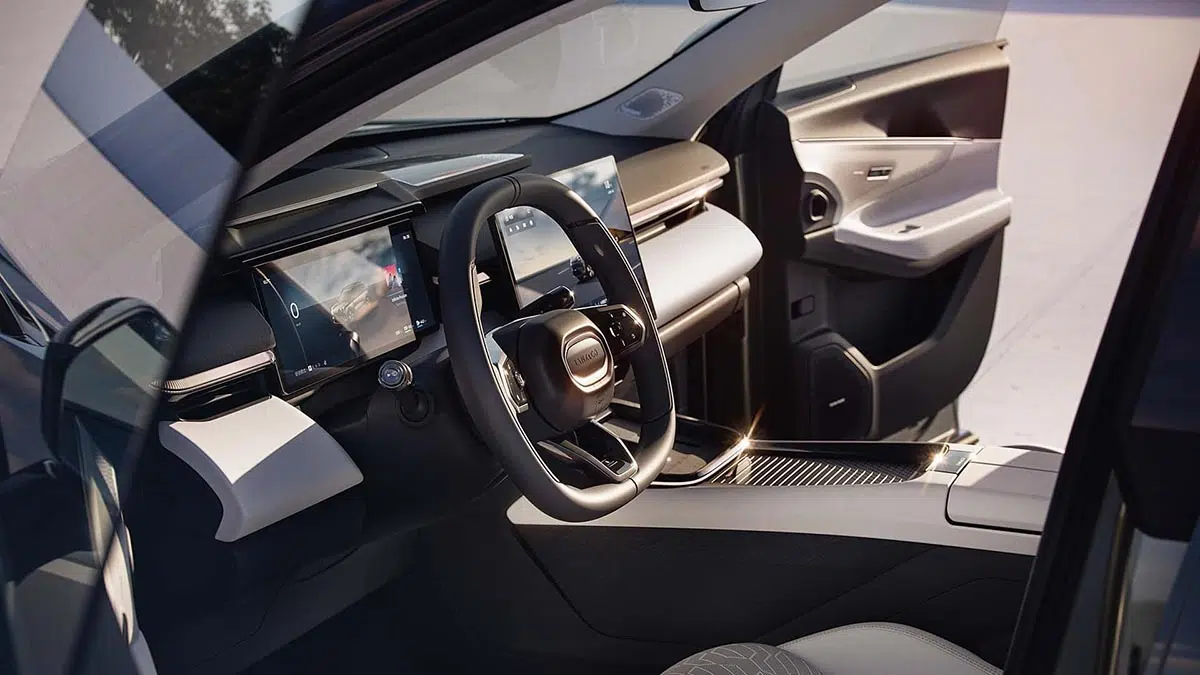 Ce SUV hybride révèle une incroyable surprise : 200 km en électrique à prix abordable ! 4 Intérieur du Lynk & Co 08 mettant en avant son grand écran central, ses finitions élégantes et son design épuré inspiré du style scandinave.