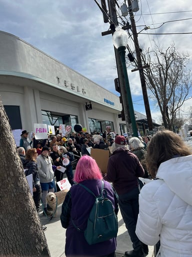 bafkreihm6m3qlh5u3jmlnrc7jxiqqlxkkvxwsg3kqoryqa5dkzgayl3lw4 1739947149 110 Cette incroyable mobilisation devant les concessions Tesla contre Elon Musk