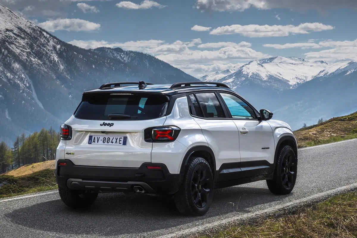 Ce tout-terrain compact 2025 va vous étonner : 4x4 intelligent à prix imbattable ! 5 Vue arrière de la Jeep Avenger 4x4 sur route asphaltée, affichant son badge 4x4 et ses feux distinctifs.