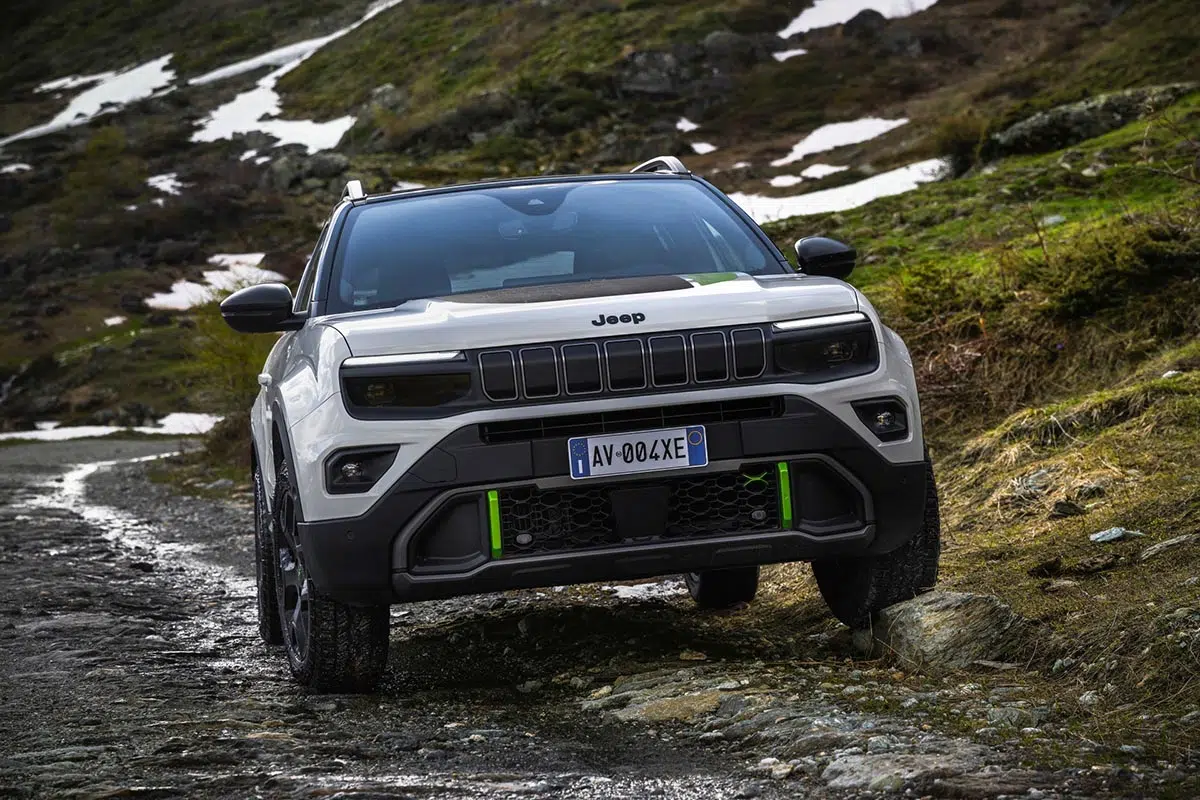 Ce tout-terrain compact 2025 va vous étonner : 4x4 intelligent à prix imbattable ! 3 Jeep Avenger 4x4 sur un chemin forestier, démontrant sa motricité et son angle d'attaque.
