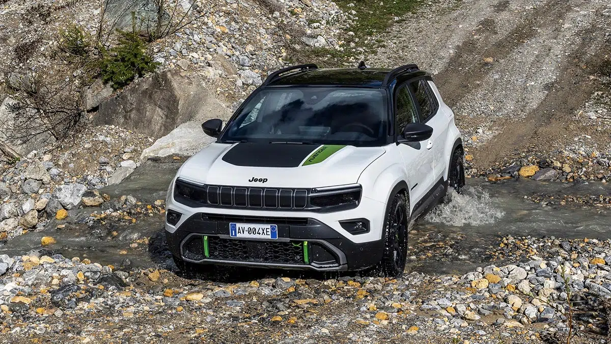 Ce tout-terrain compact 2025 va vous étonner : 4x4 intelligent à prix imbattable ! 4 Jeep Avenger 4x4 franchissant une rivière peu profonde, illustrant ses compétences de traction.