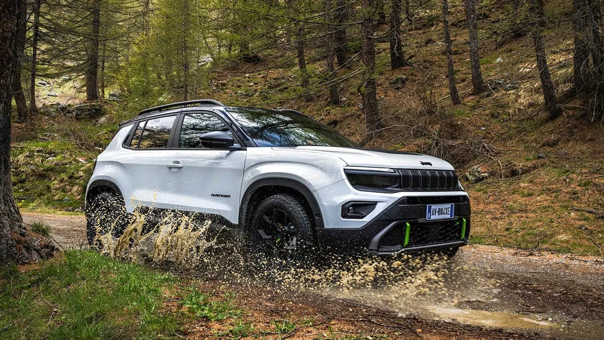 Ce tout-terrain compact 2025 va vous étonner : 4x4 intelligent à prix imbattable ! 2 Jeep Avenger 4x4 en train de traverser une rivière peu profonde, exhibant ses compétences de franchissement.
