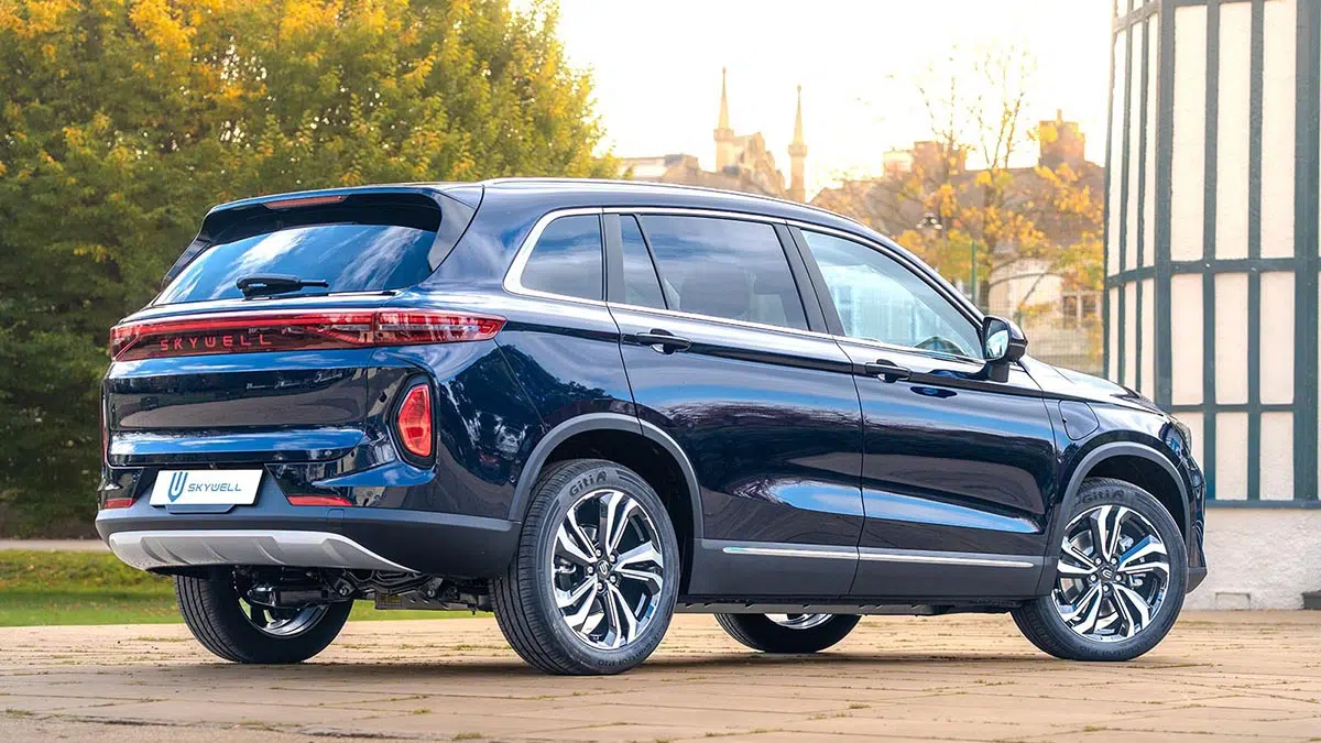 Ce nouveau SUV électrique rival du BYD Seal U : 477 km d'autonomie à ne pas rater ! 6 Vue arrière du Skywell BE11 2025, montrant les feux LED et le hayon électrique