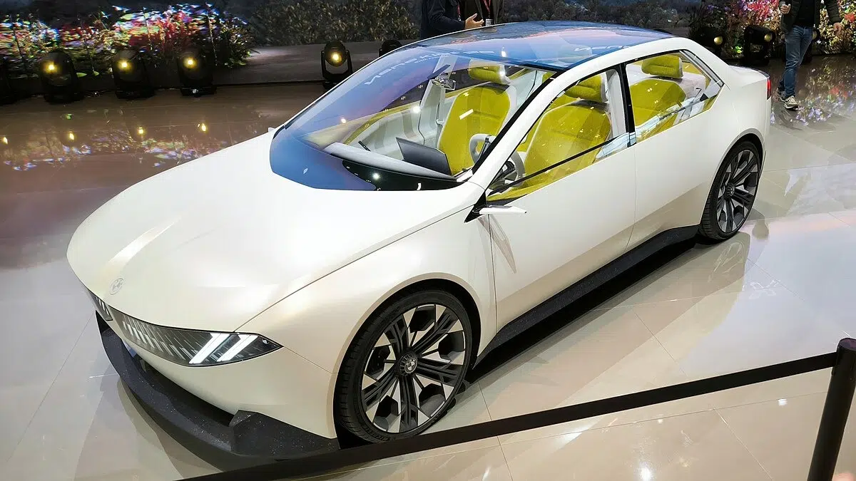 Cette nouvelle plateforme électrique de BMW va bouleverser votre expérience de conduite ! 6 BMW Vision Neue Klasse vue plongeante - Toit en verre panoramique et habitacle futuriste