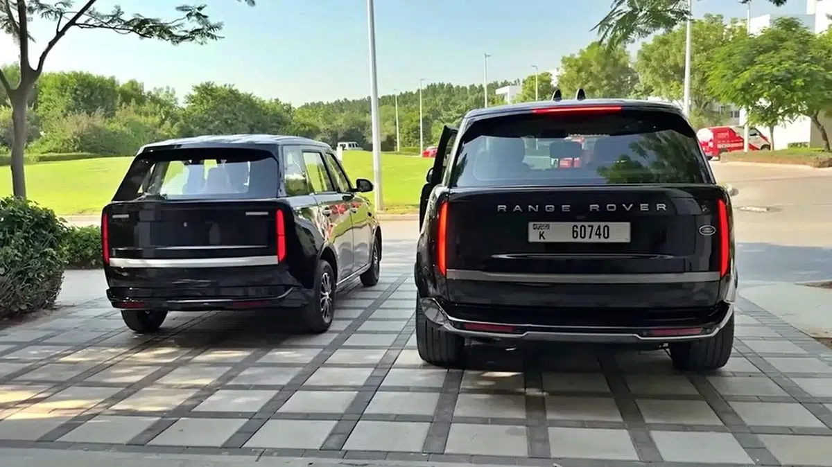 Ce SUV chinois à 4 000 € va vous surprendre : découvrez le mini Range Rover d'Alibaba ! 1 Vue arrière comparative entre le mini Range Rover vendu sur Alibaba et le modèle original.