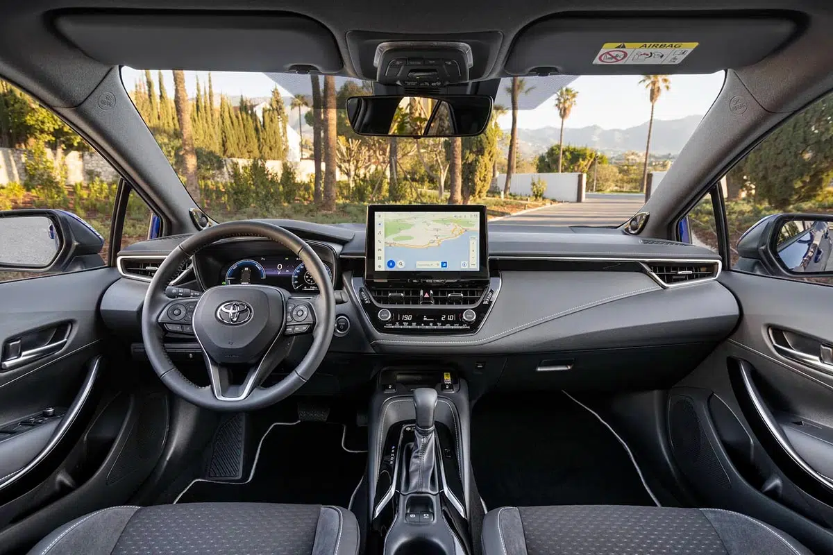 Découvrez cette voiture hybride incroyable : moteur ultra-fiable à 4,4L jusqu'en 2035 ! 2 Tableau de bord numérique de la Toyota Corolla 2025 avec écran tactile et interface moderne.