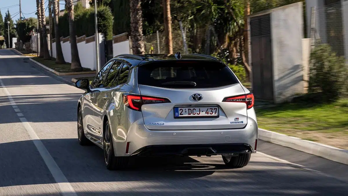 Découvrez cette voiture hybride incroyable : moteur ultra-fiable à 4,4L jusqu'en 2035 ! 6 Vue arrière de la Toyota Corolla 2025 avec feux LED.