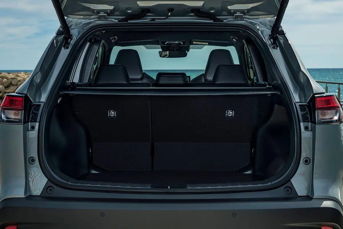 Découvrez cette voiture hybride incroyable : moteur ultra-fiable à 4,4L jusqu'en 2035 ! 4 Coffre spacieux de la Toyota Corolla 2025.