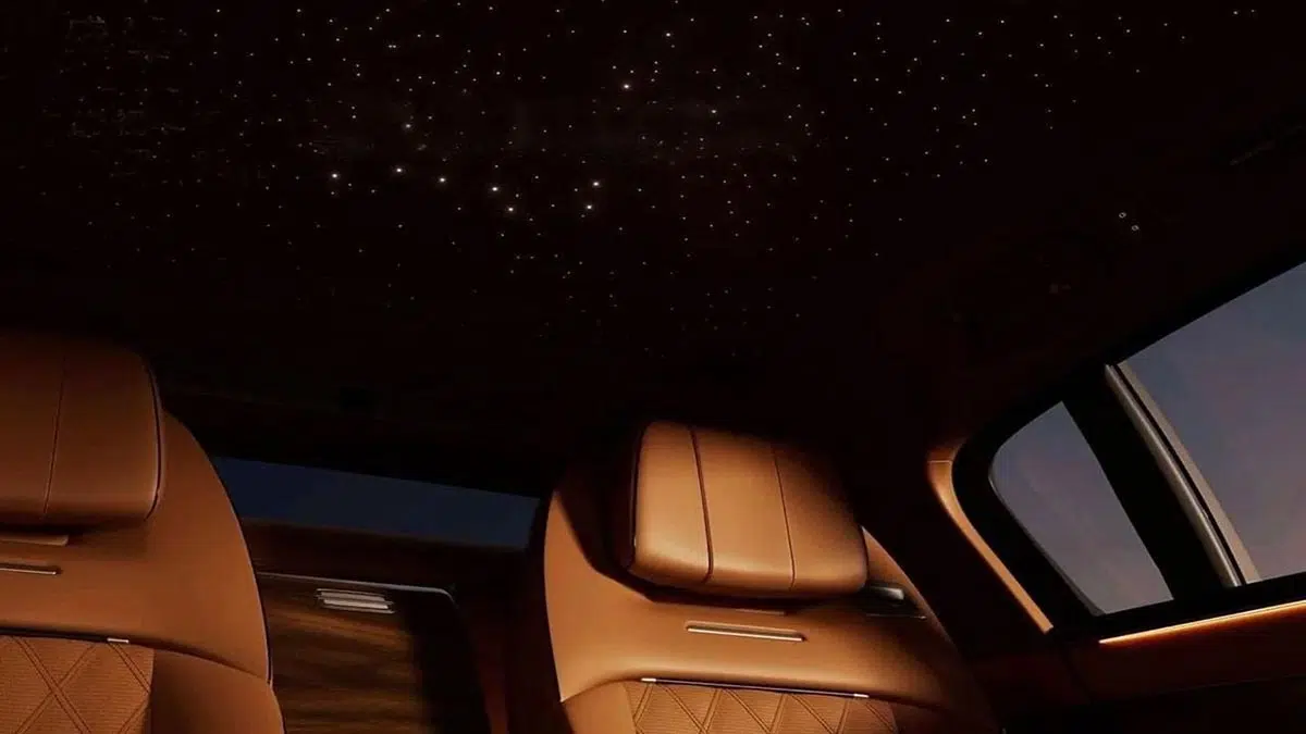 Cette supercar Maextro S800 de Huawei : l'ultra-luxe électrique qui va vous époustoufler ! 6 Habitacle du Maextro S800 avec ciel étoilé LED, ambiance luxueuse et immersive pour un confort ultime
