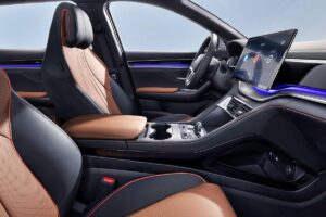 BYD défie les leaders : Son SUV hybride a 20 000€ d