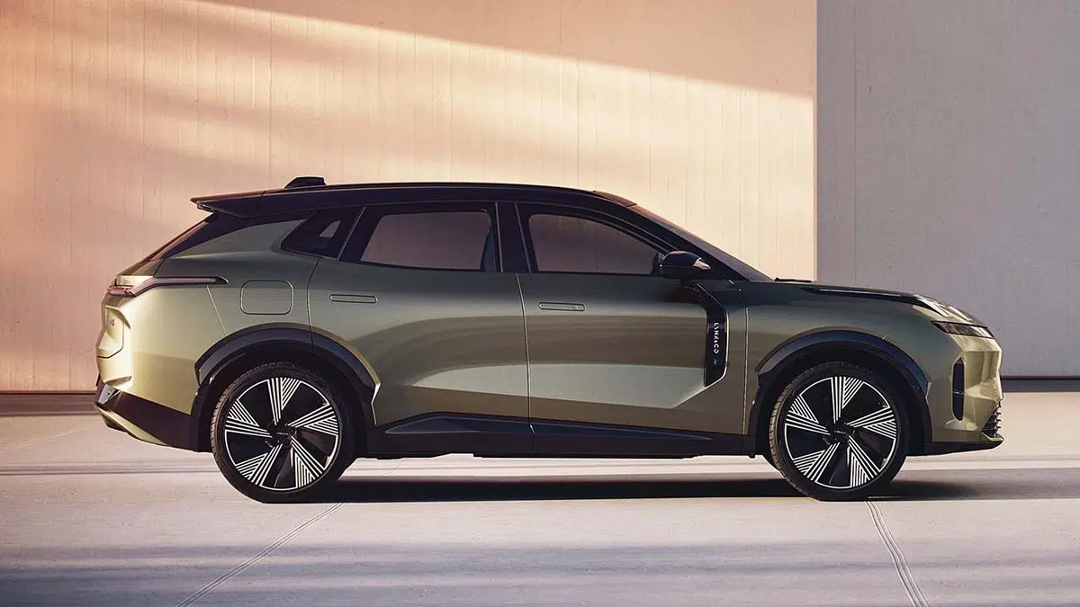Ce SUV hybride révèle une incroyable surprise : 200 km en électrique à prix abordable ! 1 Vue latérale du Lynk & Co 08 mettant en avant ses dimensions généreuses de 4,82 mètres et son design élégant inspiré du style Volvo