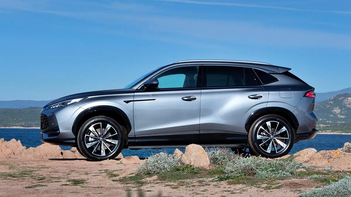 Ce SUV hybride révolutionnaire : 100 km sans essence et 10 000€ d'économie ! 1 MG HS hybride profil - SUV familial avec lignes dynamiques