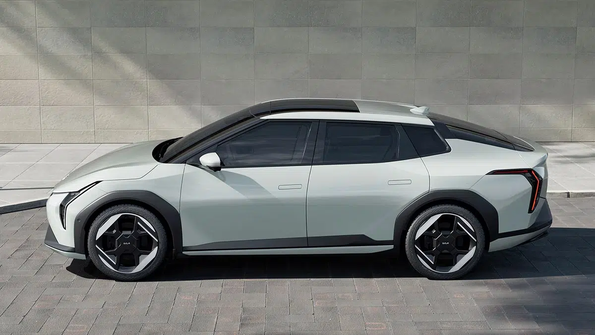 Ce double jeu de KIA : l'EV4 menace Tesla et Volkswagen comme jamais auparavant ! 1 Profil de la berline KIA EV4 qui montre son design élancé et sa signature lumineuse.
