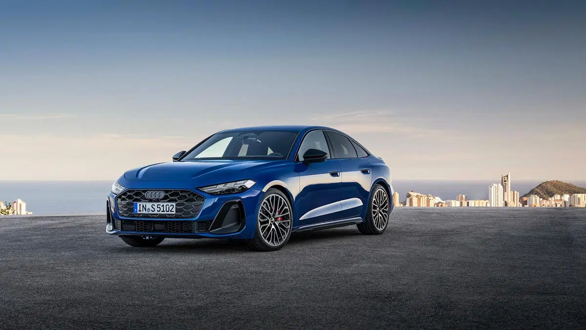 Cette décision choquante d'Audi : les voitures classiques reprennent le devant de la scène ! 1 Audi A5 2025 berline thermique avec calandre imposante et feux LED.
