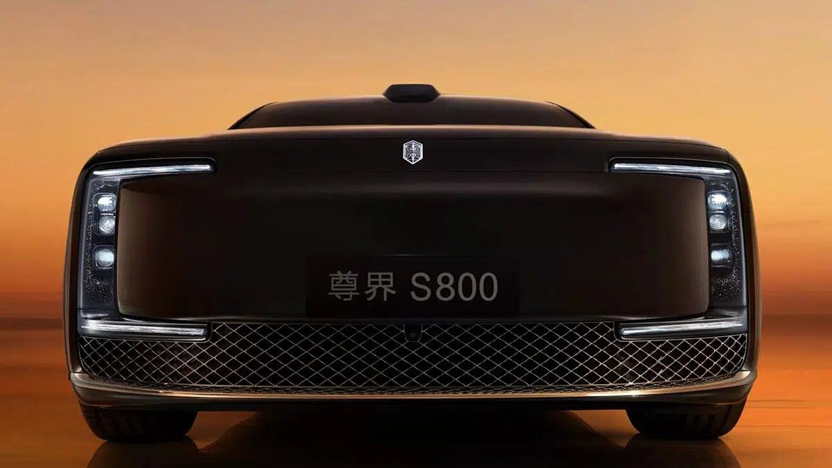 Cette supercar Maextro S800 de Huawei : l'ultra-luxe électrique qui va vous époustoufler ! 1 Vue avant du Maextro S800, berline électrique de luxe conçue par Huawei et JAC avec une calandre imposante
