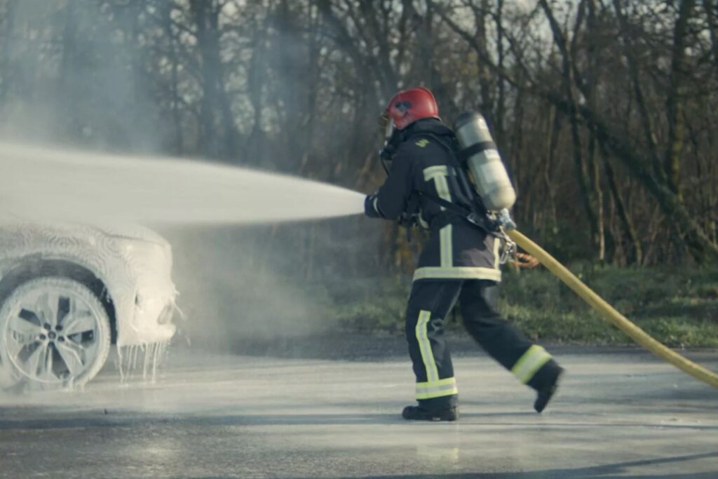 Cette voiture électrique va résoudre le plus grand problème de Renault ! 83 Renault Fireman Access 2