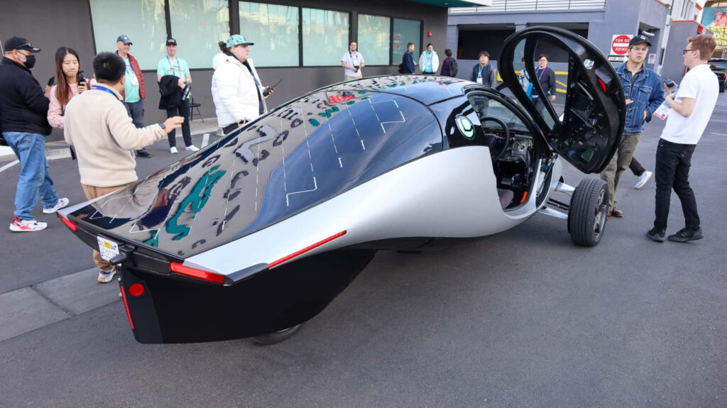 Cette voiture solaire révolutionnaire d'Aptera : découvrez les promesses et défis ! 117 Aptera dévoile sa voiture solaire révolutionnaire : entre