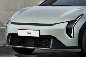 Vue du KIA EV4 en version compacte montrant ses lignes modernes et son gabarit adapté à la ville. Le design s
